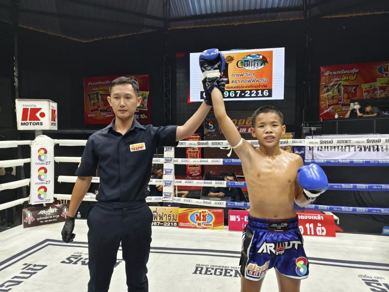 และคู่สุดท้าย คู่ที่ 8 พิกัด 100 ปอนด์ ขุนศึก อ.โชคชัย ...แพ้น็อกยก 1... นำชัย ต.อิทธิพร และคู่สุดท้าย คู่ที่ 8 พิกัด 100 ปอนด์ ขุนศึก อ.โชคชัย ...แพ้น็อกยก 1... นำชัย ต.อิทธิพร