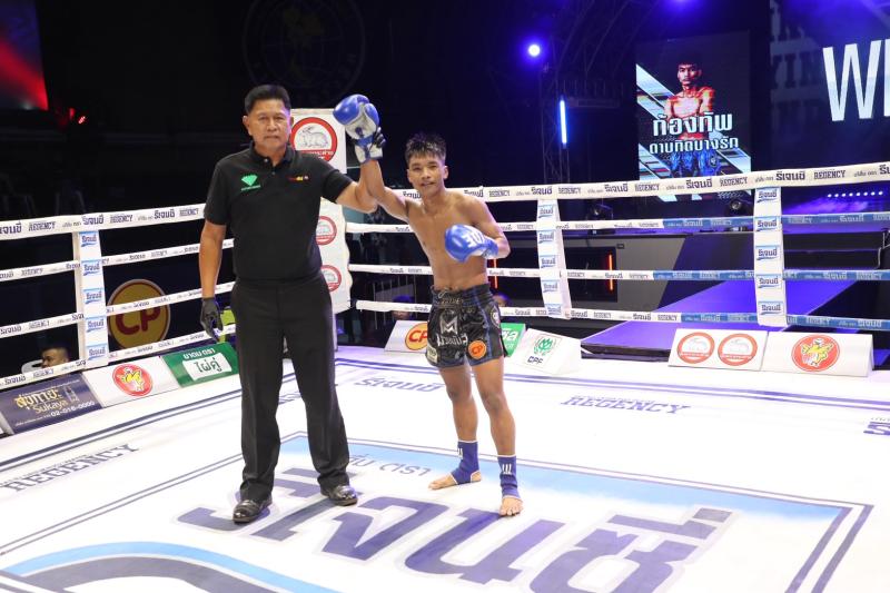 คู่ที่ 2 พิกัด 102 ปอนด์ ขวัญใจ เกียรติชัยยุทธ ...แพ้น็อกยก 4... ก้องทัพ ดาบทิตบางรัก