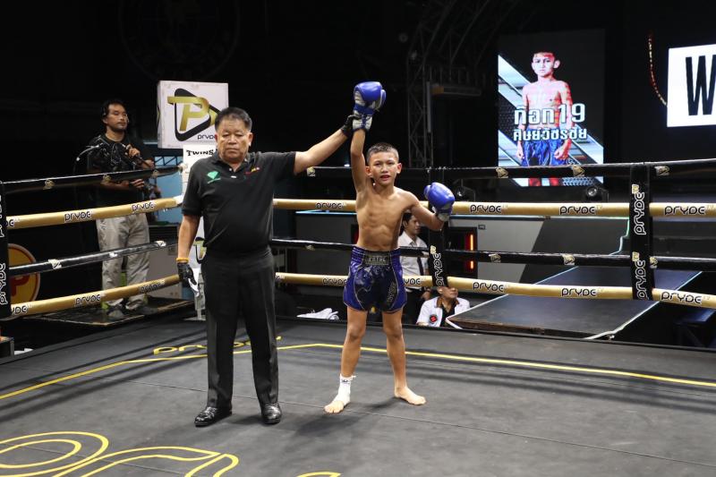 คู่ที่ 6 พิกัด 35 กก. ฉัตรเงินน้อย ปานนิวัฒน์มวยไทย ...แพ้คะแนน... ก๊อก19 ศิษย์วัชรชัย คู่ที่ 6 พิกัด 35 กก. ฉัตรเงินน้อย ปานนิวัฒน์มวยไทย ...แพ้คะแนน... ก๊อก19 ศิษย์วัชรชัย