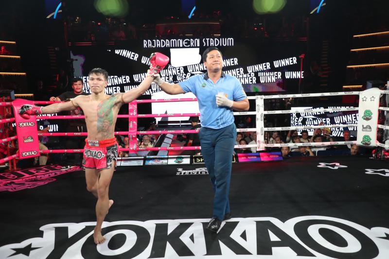 คู่ที่ 4  พิกัด 127 ปอนด์ ดาวเด่น พี.เค.แสนชัยมวยไทยยิมส์ ...ชนะคะแนน... เพชรลำพูน หมวดดับลำปาง