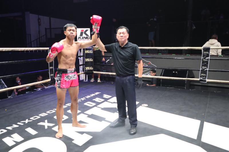 และคู่สุดท้าย คู่ที่ 9  พิกัด 131 ปอนด์ แก่นเพชร เกียรติจันทร์เขียว ...ชนะน็อกยก 3... ฤทธิ์ฤทธา BS.ม