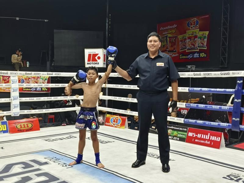 คู่แรก คู่ที่ 1 พิกัด 100 ปอนด์ กระเหรี่ยงน้อย สก.เอกวิน ...แพ้คะแนน... เพชรสัมฤทธิ์ บี.อี.มวยไทย