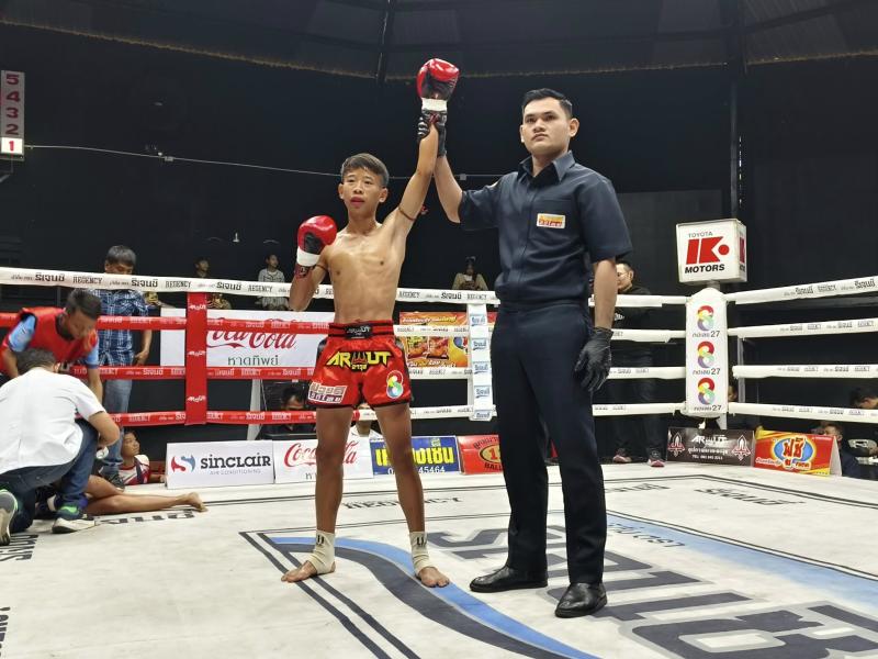 คู่ที่ 3 พิกัด 100 ปอนด์ ก้องมงคล บุ๋มบิ๋มมวยไทย ...ชนะน็อกยก 1... เด่นเชียงรายเล็ก หยกฟ้ามวยไทยยิม