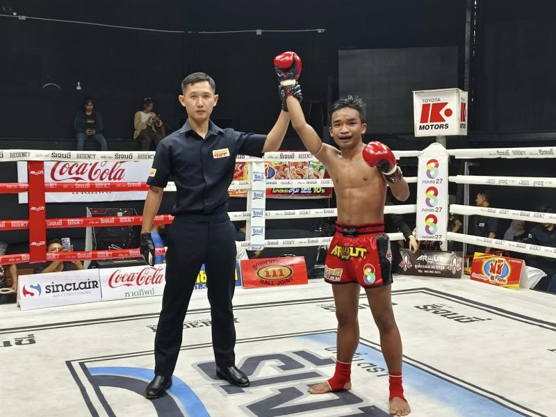 และคู่สุดท้าย คู่ที่ 8  พิกัด 105 ปอนด์ แทนคุณ แสงมรกต ...ชนะคะแนน... ศักดา ไอ้หนูนครบาล