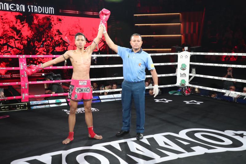 คู่ที่ 3 พิกัด 110 ปอนด์ เสือภูมิ พี.เค.แสนชัยมวยไทยยิมส์ ...ชนะน็อกยก 3... พลอยรุ่งเพชร เงาะบางกะปิ