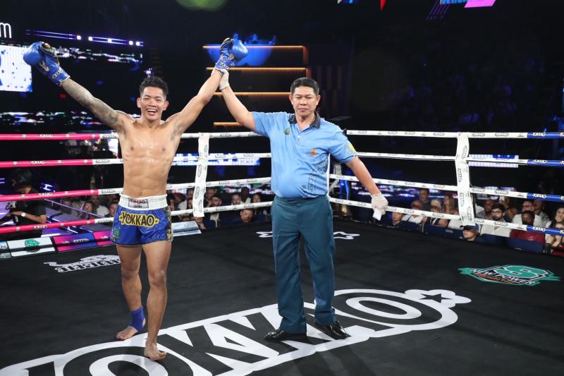 คู่ที่ 4  พิกัด 132 ปอนด์ กรังปรีย์น้อย พี.เค.แสนชัยมวยไทยยิม ...แพ้คะแนน... กริพเพน ราชานนท์