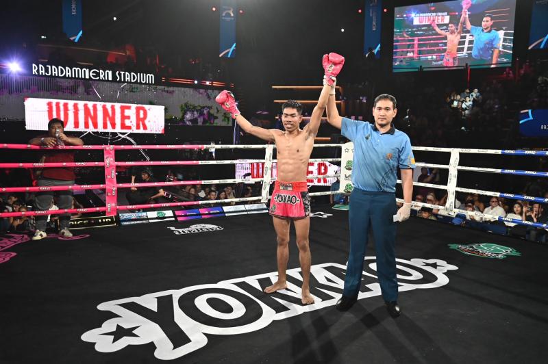 คู่ที่ 6 พิกัด 121 ปอนด์ อุทัย ไรซิ่งมวยไทย ...ชนะคะแนน... แสนเมืองน้อย ศิษย์กำนันเหน่ง