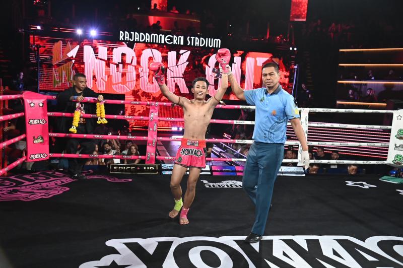 คู่ที่ 7 พิกัด 110 ปอนด์ พันโท พี.เค.แสนชัยมวยไทยยิม ...ชนะน็อกยก 3... เคน แจ๊คสันมวยไทยยิม