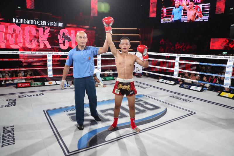 คู่แรก คู่ที่ 1 พิกัด 102 ปอนด์ เจริญบุญเล็ก พานทองยิมส์ ...ชนะน็อกยก 2... วราพล ศูนย์กีฬากุดฉิม