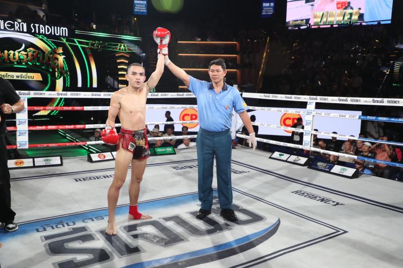 คู่ที่ 3 พิกัด 114 ปอนด์ แพรวพราว เพชรพราวฟ้า ...ชนะน็อกยก 4... โด่งดัง ลูกเจ้าแม่ไทรทอง