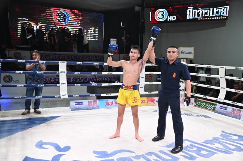 คู่ที่ 2 พิกัด 112 ปอนด์ ยอดขุนทัพ เจแอนด์ดีพัทลุง ...แพ้คะแนน... หยกพยัคฆ์ ต.แย้มสวน