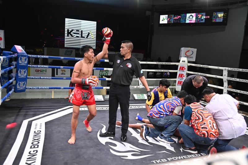 คู่ที่ 4 พิกัด 110.5 ปอนด์ จิรวัฒน์ ส.ราชภูมิ ...ชนะน็อกยก 4... เพชรเมืองทอง ส.พงษ์อมร คู่ที่ 4 พิกัด 110.5 ปอนด์ จิรวัฒน์ ส.ราชภูมิ ...ชนะน็อกยก 4... เพชรเมืองทอง ส.พงษ์อมร