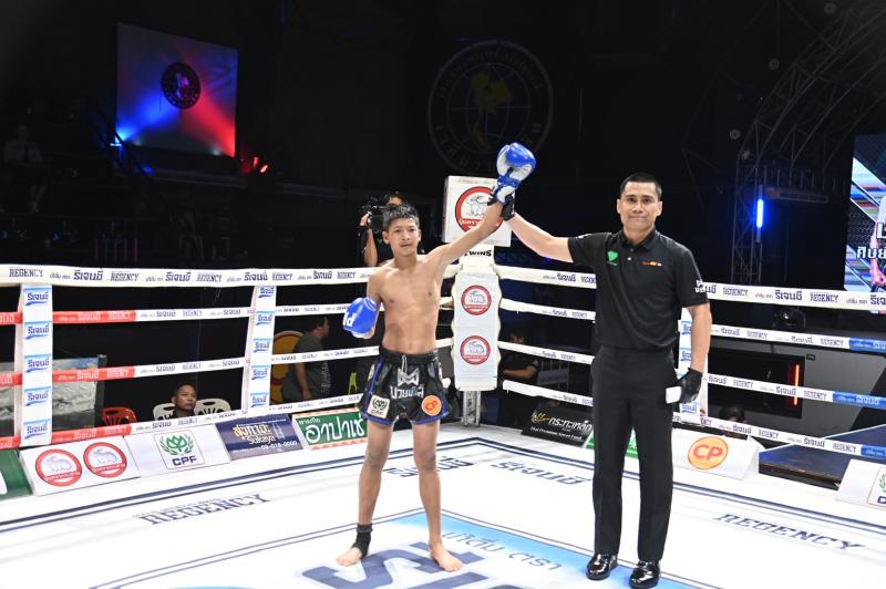 คู่ที่ 2 พิกัด 102 ปอนด์ เพชรอะตอม เกียรติจำรูญ ...แพ้คะแนน... มนต์ดำ ศิษย์อาจารย์ต่าย