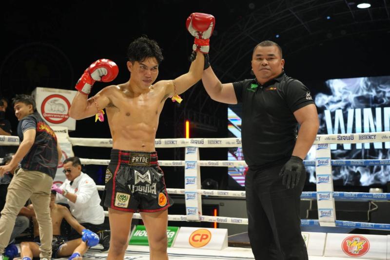 คู่ที่ 4  พิกัด 114 ปอนด์ เดชบากิ จ่าแสร์คอหงส์ ...ชนะน็อกยก 1... มังกรหยก ทาวน์อินทาวน์ยิม