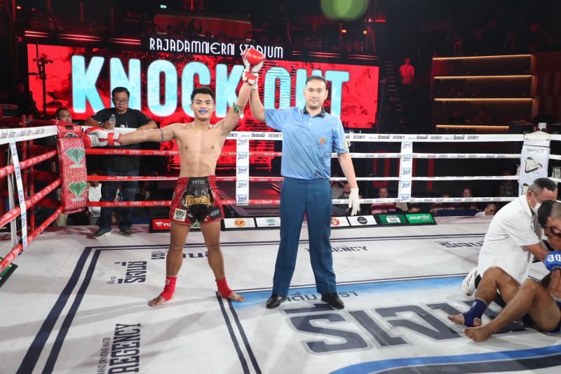 คู่แรก คู่ที่ 1 พิกัด 126 ปอนด์ ก้องภูสิงห์ อ.ขำอินทร์ ...ชนะน็อกยก 4... ก้าวหน้า ร.ร.กีฬาโคราช