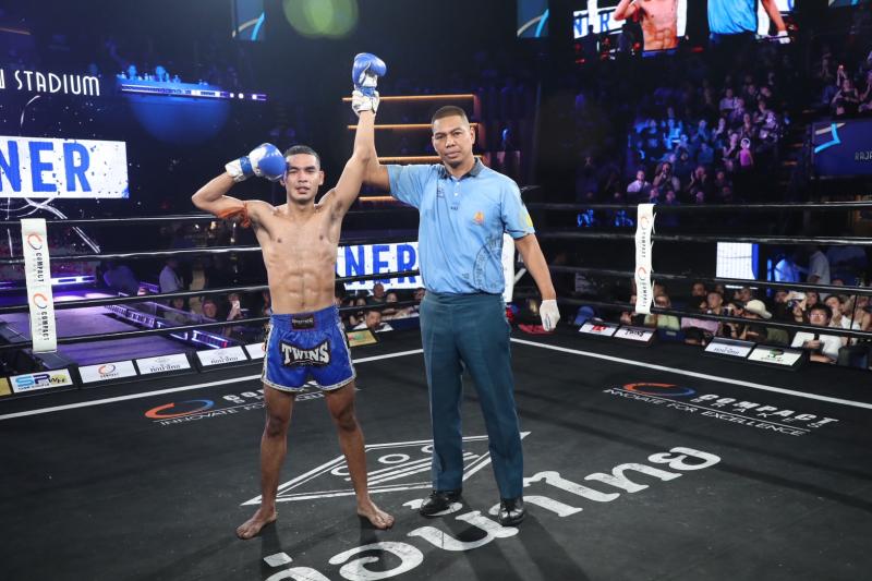 คู่ที่ 2 พิกัด 110 ปอนด์ ศิลปไทย ซูจีบะหมี่เกี๊ยว ...แพ้คะแนน... เพชรชุมพร เกียรติยอดยิ่ง