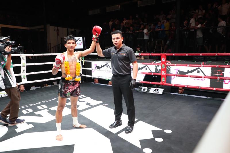 คู่ที่ 2 พิกัด 118 ปอนด์ ยอดฉัตรเล็ก ศิษย์ไชโย ...ชนะน็อกยก 3... หยกมงคล สิงห์นครแว่น