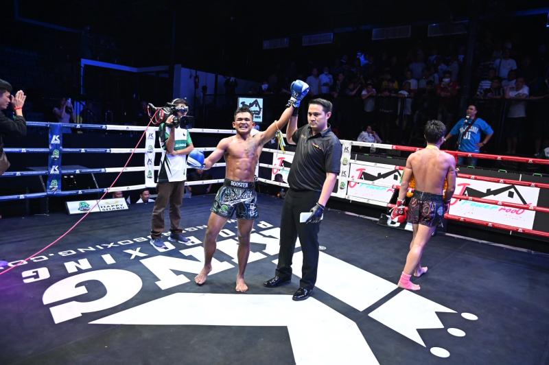 และคู่สุดท้าย คู่ที่ 8  พิกัด 116 ปอนด์ สี่พลัง ส.สละชีพ ...แพ้คะแนน... ฉลามดำ รองแป๊ะสำนักบกชลบุรี