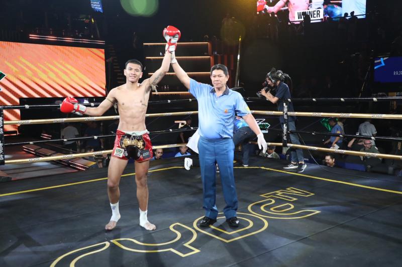 และคู่สุดท้าย คู่ที่ 9  พิกัด 130ต่อ132 ปอนด์ ยอดธง เกียรตินาวี ...ชนะน็อกยก 3... เพชรชลธาร ก.อดิศัก