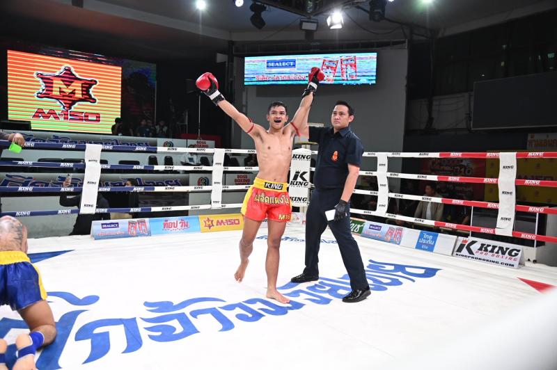 คู่ที่ 2 พิกัด 122 ปอนด์ พลังทรัพย์ ลานนาโฮมสเตแอนเรสเตอร์รอง ...ชนะคะแนน... วัชรพล ไรน์ซิ่งมวยไทย