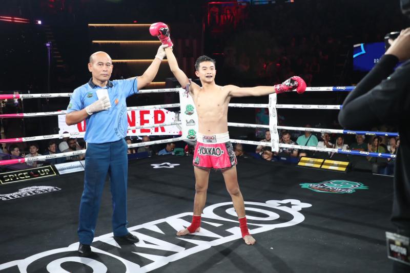 คู่แรก คู่ที่ 1 พิกัด 105 ปอนด์ เพชรตะวัน ศิษย์ป๋าก้อง ...ชนะคะแนน... เพชรใหม่ เกียรติธงยศ