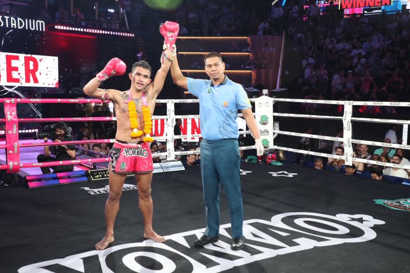 คู่ที่ 3 พิกัด 136 ปอนด์ ชาตินำชัย อภิชาติมวยไทย ...ชนะคะแนน... คชสาร ว.วิวัฒนานนท์