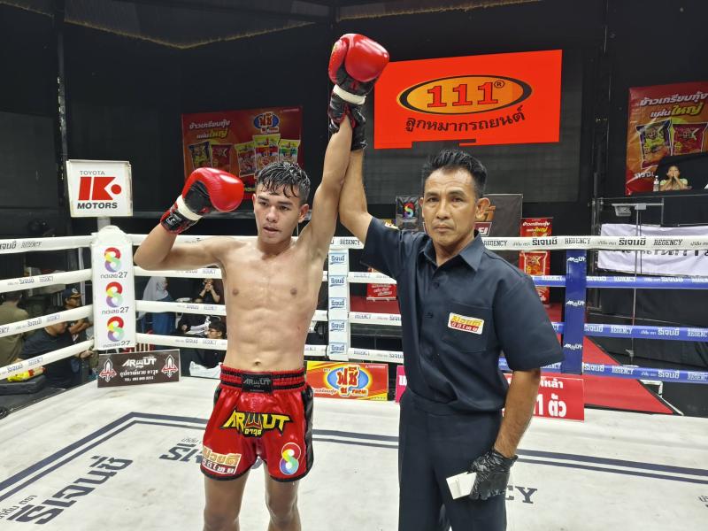 และคู่สุดท้าย คู่ที่ 6  พิกัด 124 ปอนด์ ซุปเปอร์น้อย ศิษย์เจ๊หญิง ...ชนะคะแนน... เพชรรุ่งเรือง ส.สุว