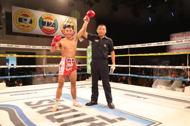 คู่ที่ 3 พิกัด 109 ปอนด์ เพชรเดือด โกลิตะมวยไทย ...ชนะคะแนน... ดอกไม้ไฟ ท็อปแฟรี่ยิม