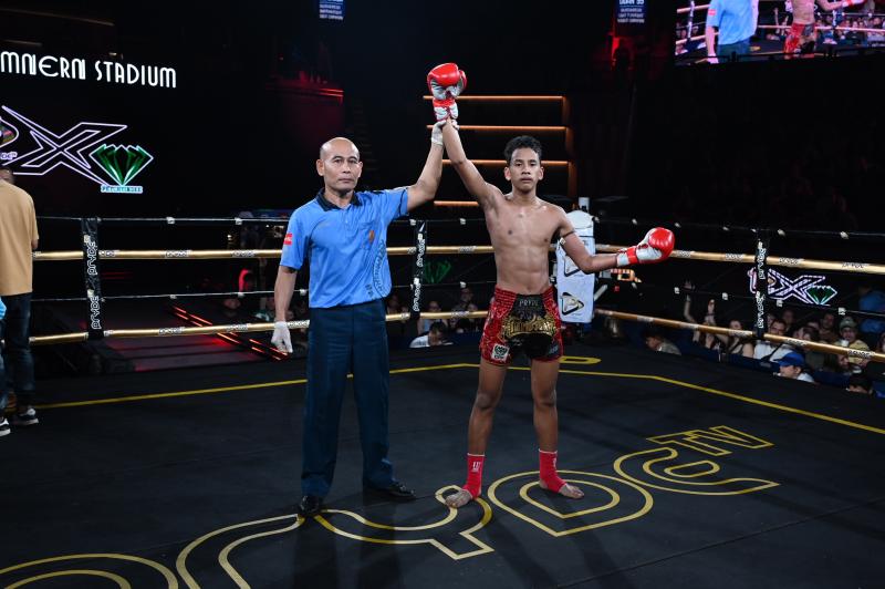 คู่ที่ 6 พิกัด 112 ปอนด์ ตวงพลอย เกียรติฉัตรชัย ...ชนะน็อกยก 4... เพชรอนุชิต ส.ชัยเจริญ