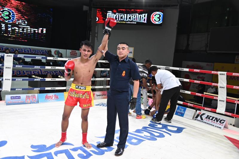 คู่ที่ 4 พิกัด 126 ปอนด์ เพชรร้อยป่า ศิษย์ผู้ใหญ่พรชัยท่าศาลา ...ชนะน็อกยก 3... ยอดพิชิต เกียรติกำธร