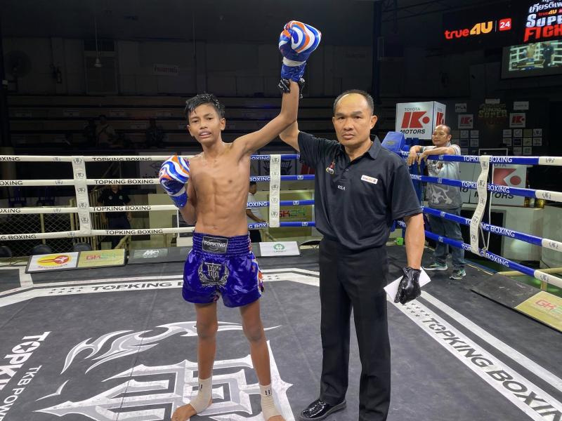 และคู่สุดท้าย คู่ที่ 5  พิกัด 100 ปอนด์ เพชรแสงดาว ส.โชคมีชัย ...แพ้คะแนน... กุหลาบขาว วรรณรัตน์วิบู