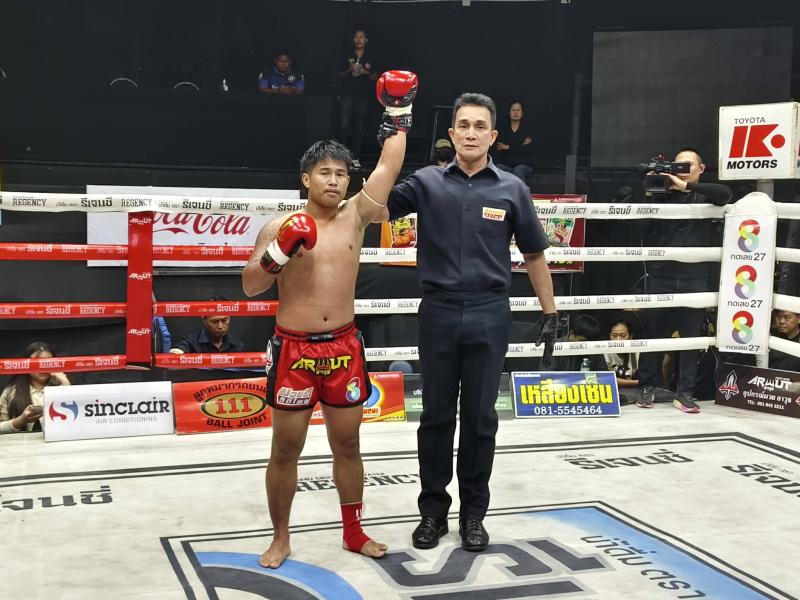 คู่ที่ 2 พิกัด 131 ปอนด์ ชัยเชษฐ์ สท.เชษฐ์บ้านเขว้า ...ชนะน็อกยก 2... เพชรวันโชค ส.สุวพัชญ์