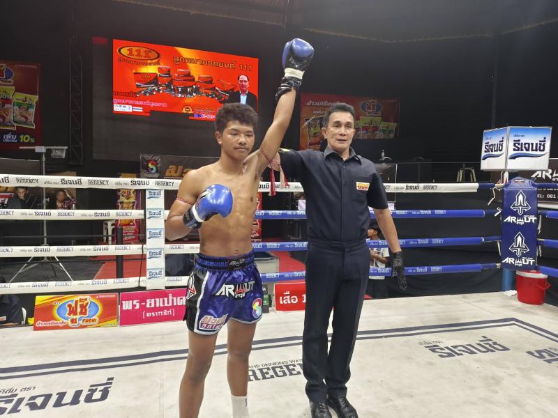 และคู่สุดท้าย คู่ที่ 6  พิกัด 130 ปอนด์ นรสิงห์ จิตรเมืองนนท์ ...แพ้น็อกยก 2... พันธุ์พยัคฆ์ โปรมวยไ