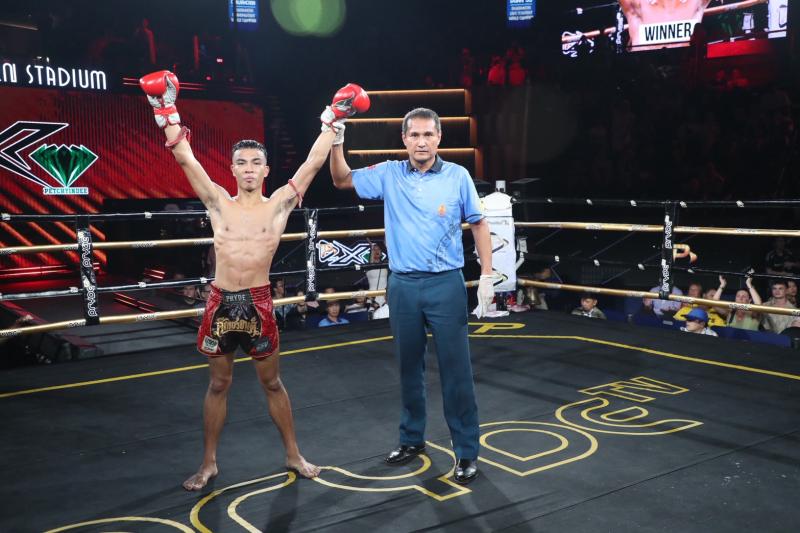 คู่ที่ 7 พิกัด 116 ปอนด์ เพชรนิพนธ์ เพชรสี่หมื่น ...ชนะคะแนน... ทาเลนซิโอ้ เพชรยินดีอะคาเดมี่