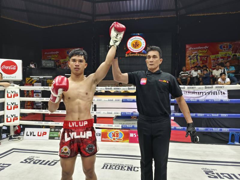 คู่ที่ 4 พิกัด 143 ปอนด์ ป้อมเพชร ศิษย์เจ๊ฑูรย์ ...ชนะน็อกยก 2... ฮอสเซน ธันเดอร์มวยไทย