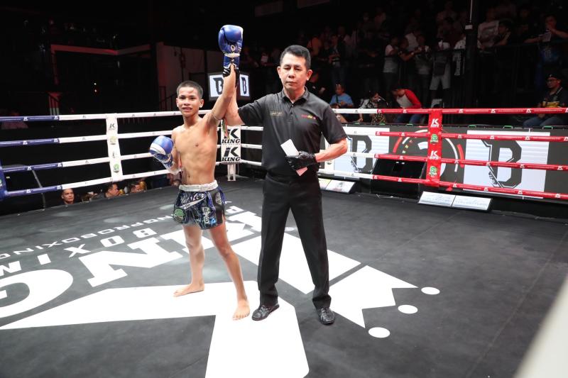 คู่แรก คู่ที่ 1 พิกัด 100 ปอนด์ เพชรพันไกร ชุมพรมวยไทย ...แพ้คะแนน... จอมยุทธ ชายกลางยิม