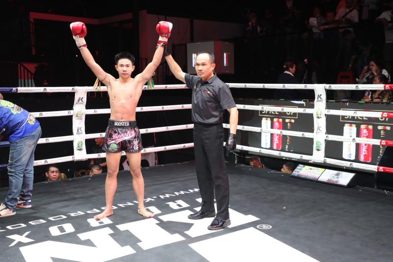 คู่ที่ 5 พิกัด 112 ปอนด์ สิงห์คีรี ป.เพชรไข่แก้ว ...ชนะน็อกยก 3... เด่นทักษิณ สานฝันกีฬานาทวี