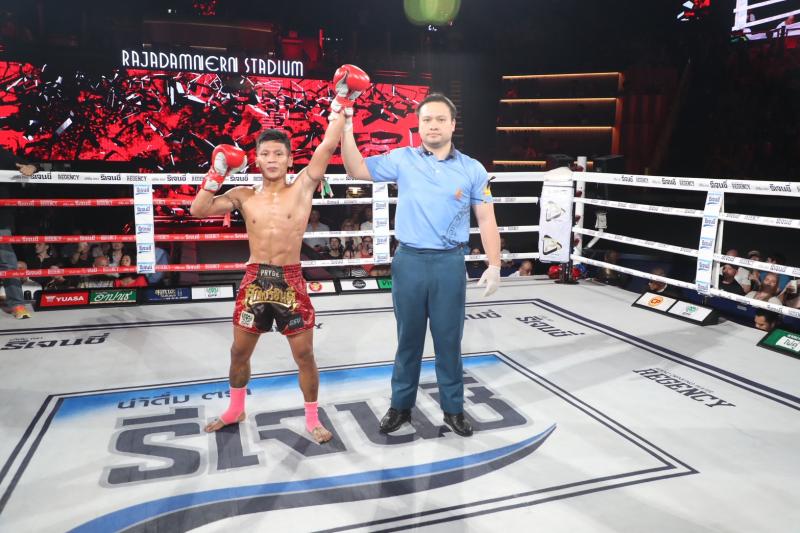 คู่แรก คู่ที่ 1 พิกัด 108 ปอนด์ ท้าชนเล็ก เกียรติฉัตรชัย ...ชนะน็อกยก 2... โรเบิร์ต ปานนิวัฒน์มวยไทย