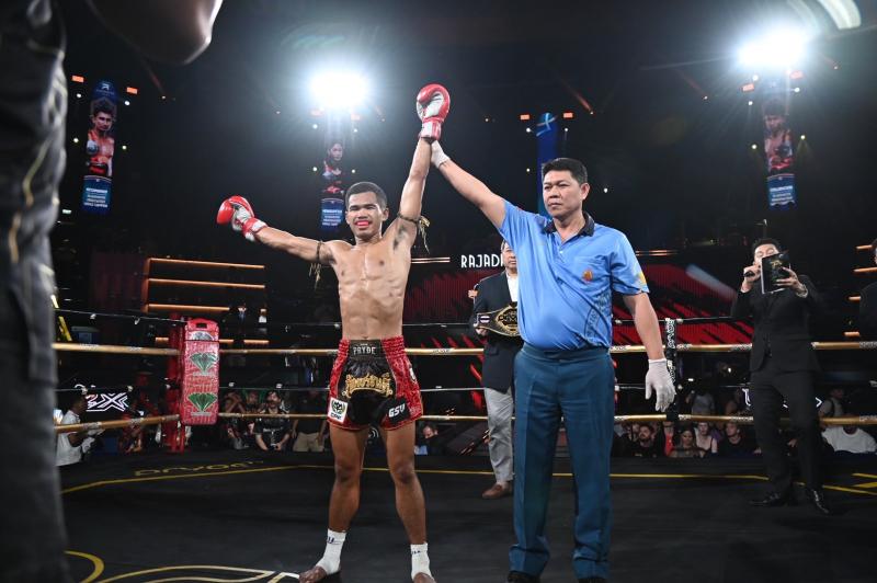 คู่ที่ 8 พิกัด 122 ปอนด์ เพชรไทยแลนด์ อ.กิจเกษม ...ชนะน็อกยก 2... เดชเพชร เพชรยินดีอะคาเดมี่