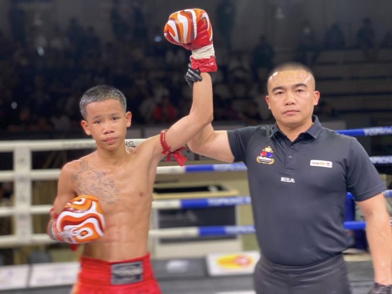 คู่แรก คู่ที่ 1 พิกัด 100 ปอนด์ วันปิยะ บาสทุ่งหลวง ...ชนะคะแนน... ชาติพยัคฆ์ ศิษย์ไชโย