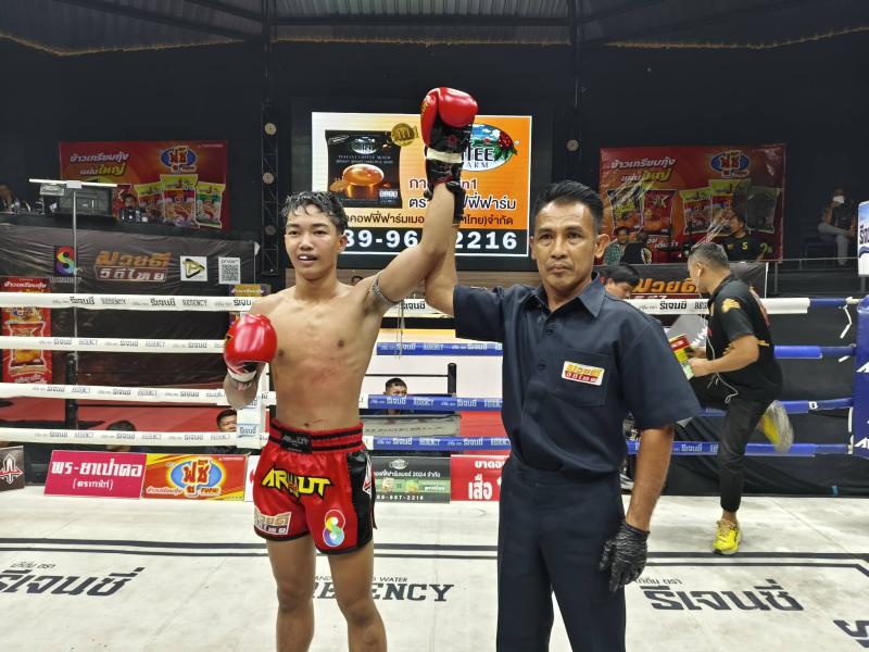 คู่ที่ 3 พิกัด 116 ปอนด์ ชายแปด บี.ซี.เค.ยิม ...ชนะน็อกยก 2... เพชร ป.อ่าวทะเลบางเสเร่