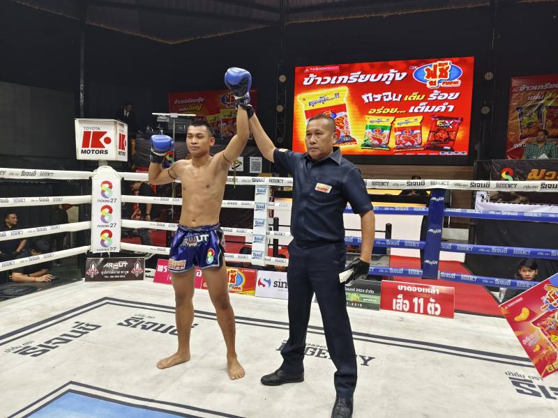 คู่ที่ 4 พิกัด 137ต่อ136 ปอนด์ รักชัยนาท ศิษย์กำนันเหน่ง ...แพ้คะแนน... ขุนทัพ ลูกเจ้าพ่อปืนใหญ่