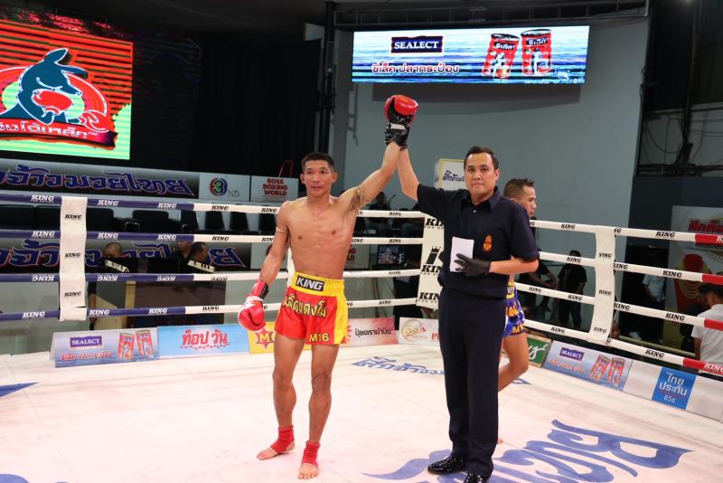 คู่ที่ 4 พิกัด 125 ปอนด์ ไทรโยค เกียรติไพรสนธิ์ ...ชนะคะแนน... อี้หลงน้อย ธ.อ่างทอง