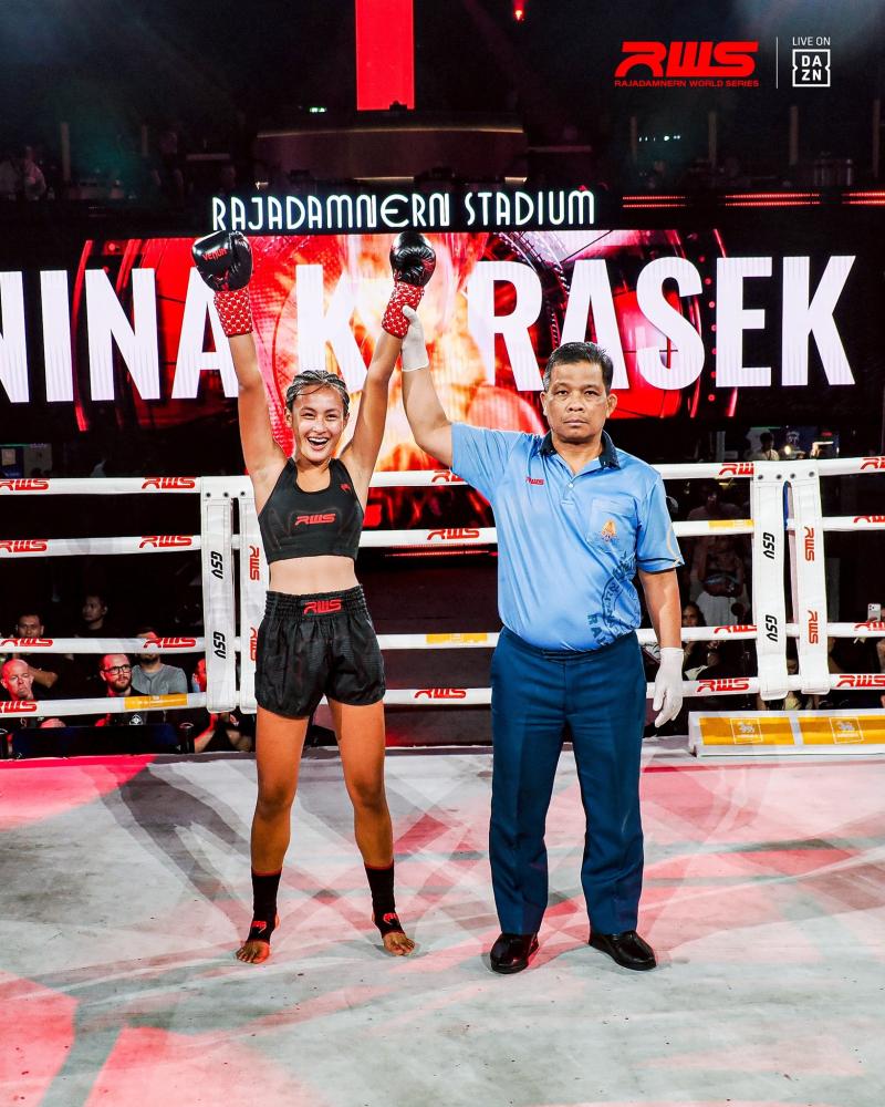 และคู่สุดท้าย คู่ที่ 7  พิกัด 103 ปอนด์ นีน่า คาราเซค ...ชนะน็อกยก 2... น้องเนย ศิษย์วีรชาติ