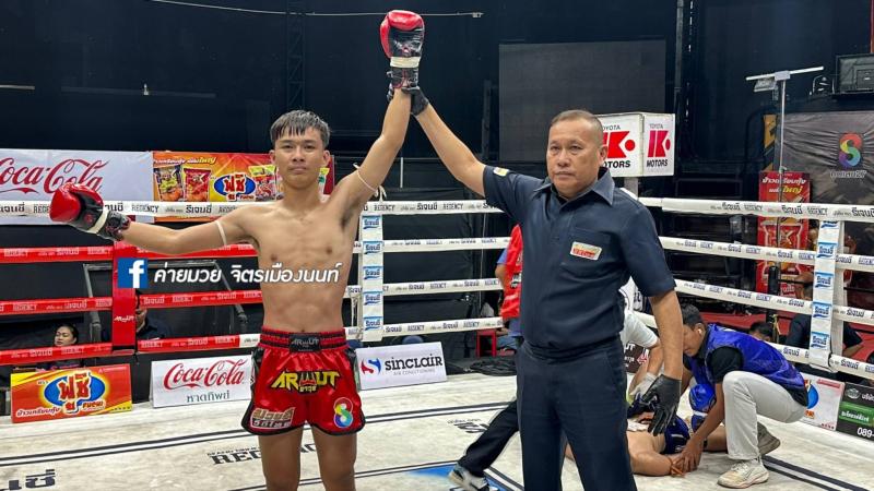 คู่ที่ 3 พิกัด 123ต่อ124 ปอนด์ ยอดขุนพล สิงห์คลองสี่ ...ชนะน็อกยก 2... เพชรรุ่งเรือง ส.สุวพัชญ์