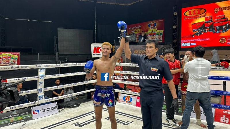 และคู่สุดท้าย คู่ที่ 8  พิกัด 132 ปอนด์ ปฏักชัย พชรยิม ...แพ้น็อกยก 4... ยาย่า ศิษย์ ช.