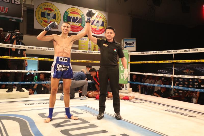 คู่ที่ 4 พิกัด 112 ปอนด์ ยอดเหล็กแหลม ต.พิทักษ์ชัย ...แพ้น็อกยก 1... เพชรสาม เพชรมวยไทยยิม