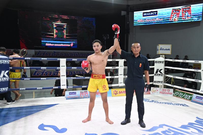 คู่ที่ 3 พิกัด 141 ปอนด์ พลอยอภิชาติ อภิชาติมวยไทยยิม ...ชนะคะแนน... เพชรลือชา ช.ห้าพยัคฆ์