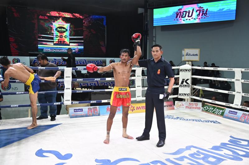 คู่ที่ 4 พิกัด 121 ปอนด์ เพชรนคร อี.เอ็น.มวยไทย ...ชนะคะแนน... อุทัย ไรซิ่งมวยไทย