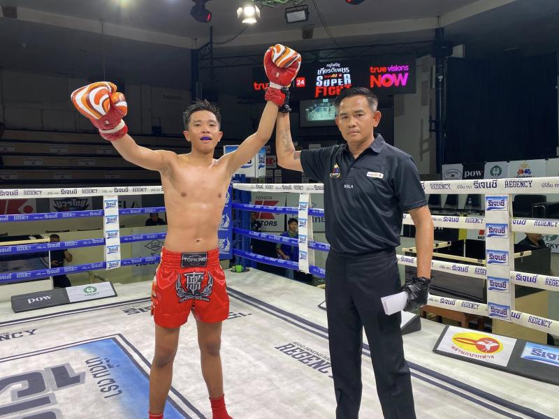 คู่ที่ 4 พิกัด 121 ปอนด์ มงคลชัย ศิษย์อุดมชัย ...ชนะคะแนน... มงคลชัย เกียรติกาเซ็ม